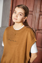 画像をギャラリービューアに読み込む, DOUBLE FOUR SIX- Cursive Logo Sleeveless Vest Brown