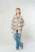 画像をギャラリービューアに読み込む, 446-Leather Emblem Checked Knit Cardigan Beige Check
