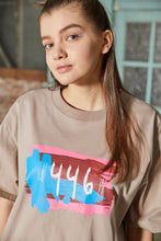 画像をギャラリービューアに読み込む, 446- Brush Logo Print T-shirt Beige
